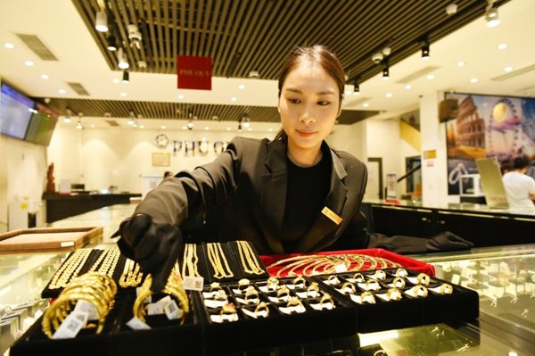 Giá vàng hôm nay 26/8: Chưa ngừng đà đi lên
