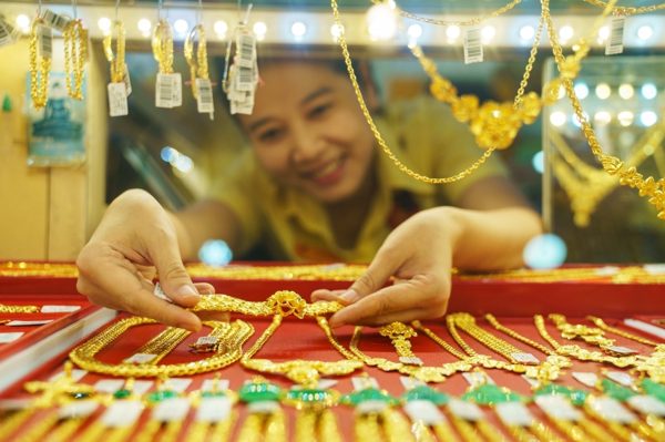 Giá vàng hôm nay 27/10: Thế giới phục hồi yếu ớt, SJC khó tăng trở lại