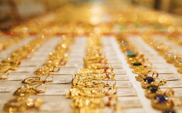 Giá vàng hôm nay 30-9: Vàng tăng gần 50 USD sau cú lao dốc