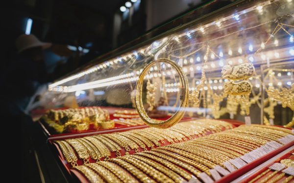 Giá vàng hôm nay 5-10: Vàng thế giới tăng nhẹ, vẫn loay hoay dưới 4.200 USD