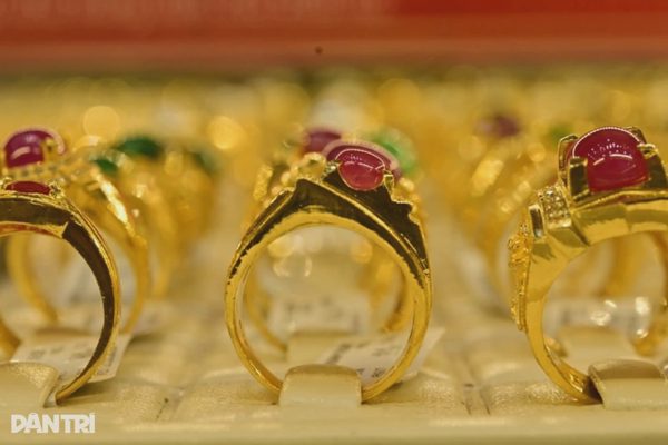 Giá vàng lao dốc, "bốc hơi" cả trăm USD