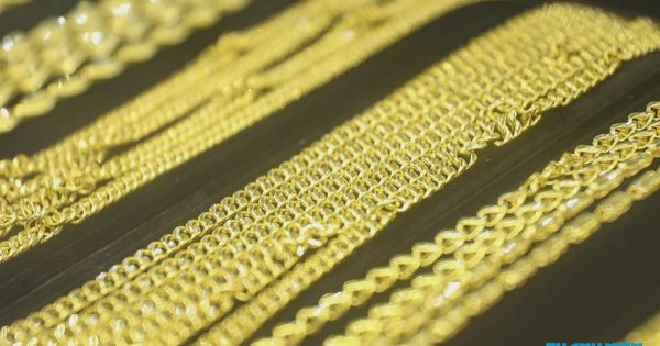 Giá vàng 'lao dốc' suốt 8 tháng, đu đỉnh lỗ 50 triệu/lượng