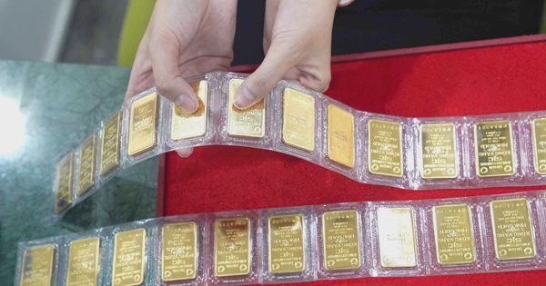 Giá vàng lao dốc, USD tăng