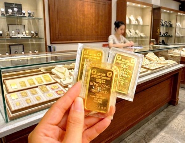 Giá vàng liên tục lao dốc, nhà đầu tư nên làm gì?