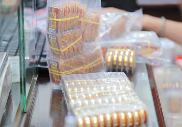 Giá vàng miếng SJC đi ngang, tỷ giá tại ngân hàng biến động nhẹ