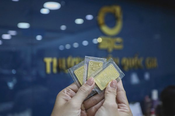 Giá vàng SJC giảm hơn 1 triệu đồng mỗi lượng, người mua ở đỉnh thêm lỗ