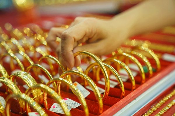 Giá vàng tăng dựng đứng, sắp lập đỉnh mới hay lại lao dốc?