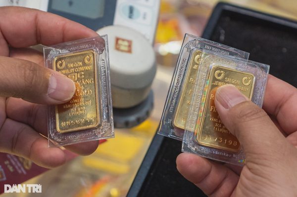 Giá vàng tăng mạnh, người "đu đỉnh" vẫn lỗ 46,7 triệu đồng/lượng