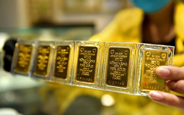 Giá vàng thế giới lại rơi khỏi ngưỡng 4.400 USD/ounce, trong nước tăng mạnh