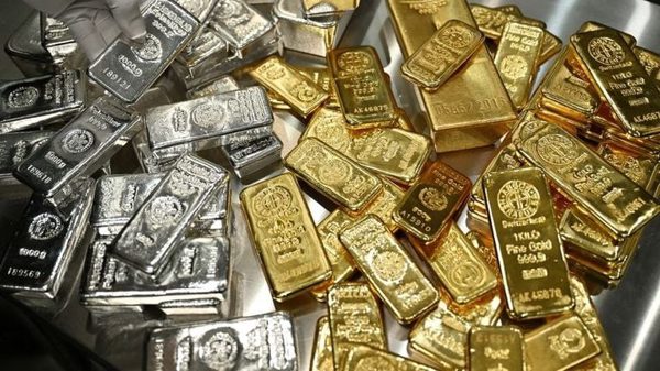 Giá vàng thế giới 'lao dốc' mạnh nhất 1 năm qua