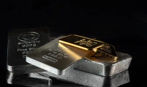 Giá vàng thế giới tăng vọt, bạc bất ngờ giảm