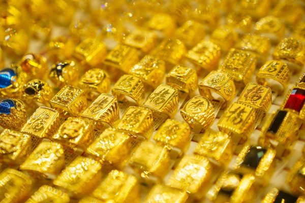 Giá vàng thế giới tăng vọt, vì sao SJC thấp hơn giá quốc tế?
