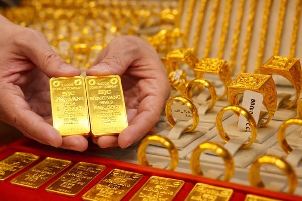 Giá vàng thế giới tiếp tục giảm, trong nước đứng im