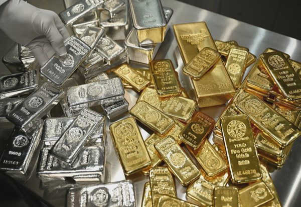 Giá vàng thế giới tiếp tục giảm, xuống thấp nhất 3 tháng
