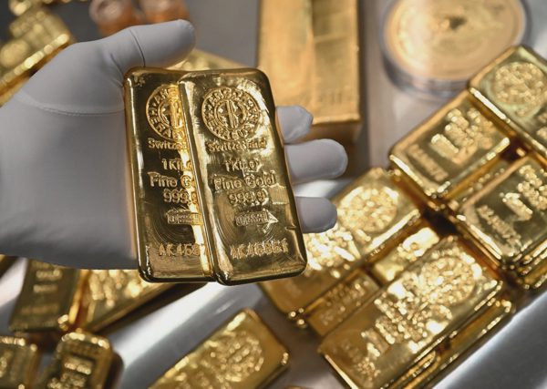 Giá vàng thế giới vượt 4.500 USD