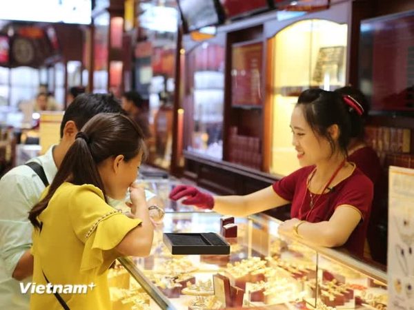 Giá vàng trong nước đi lên, tỷ giá tại ngân hàng thương mại giảm mạnh