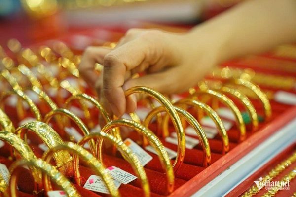 Giá vàng trong nước diễn biến hiếm gặp, có leo lên được 160 triệu/lượng?