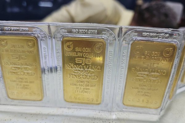 Giá vàng trong nước ngược chiều thế giới, chênh lệch lên 13 triệu đồng