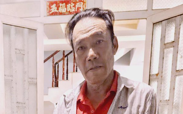 Giả vờ chở người bán vé số đi nhận đồ từ thiện rồi cuỗm túi tiền, vé số