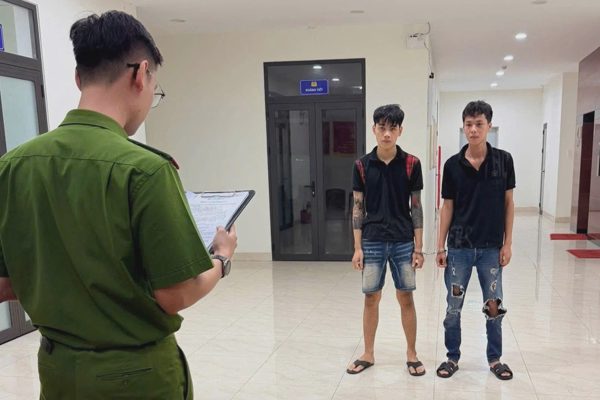 Giả vờ mua xe, chở người bán một vòng rồi cướp tài sản