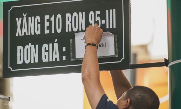 Giá xăng, dầu cùng tăng