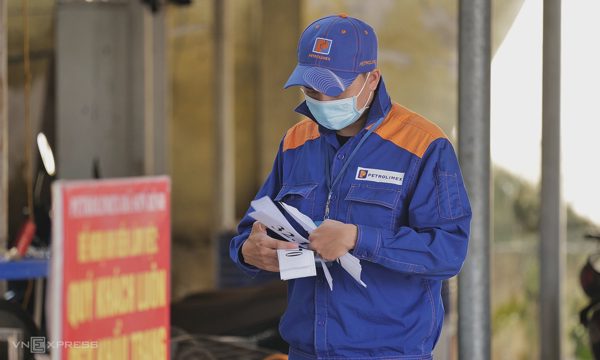 Giá xăng, dầu cùng tăng
