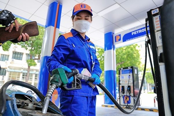 Giá xăng dầu đồng loạt đi lên, có loại tăng tới hơn 1.300 đồng/lít