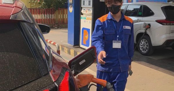 Giá xăng dầu giảm dưới 'giá trần' chưa đủ giúp doanh nghiệp giải tỏa áp lực chi phí nhiên liệu
