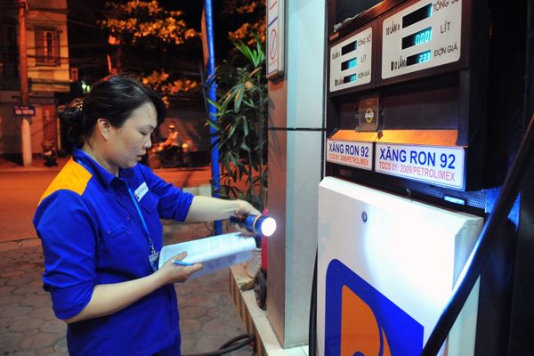 Giá xăng dầu hôm nay 10/9: Vượt 100 USD/thùng, trong nước chiều nay có giá mới