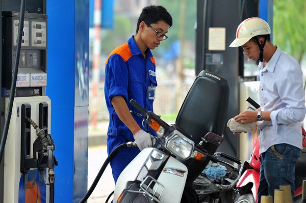 Giá xăng dầu hôm nay 17/8: Thế giới có xu hướng tăng, trong nước giảm