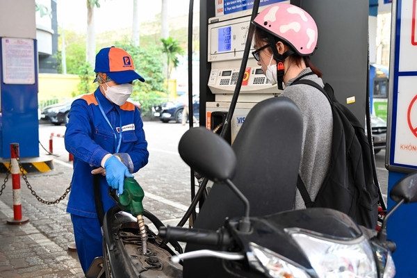 Giá xăng dầu hôm nay 18/9: Thế giới giảm, trong nước đồng loạt tăng