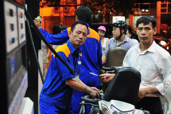 Giá xăng dầu hôm nay 20/10: Thế giới đi xuống, trong nước chờ điều chỉnh