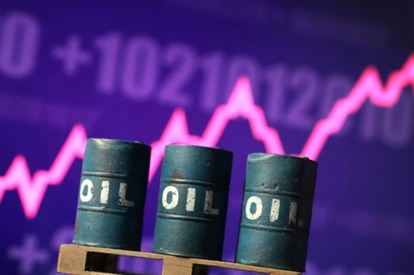 Giá xăng dầu hôm nay 25/10: Dầu tiếp tục trên 100 USD/thùng