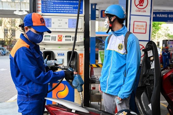 Giá xăng dầu hôm nay 27/8: Thế giới giảm, trong nước điều chỉnh vào chiều nay