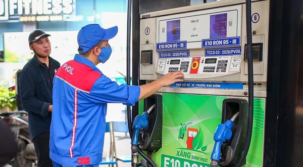 Giá xăng dầu tăng, có loại thêm hơn 1.200 đồng/lít