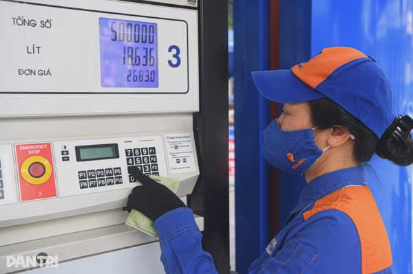 Giá xăng đồng loạt tăng, có loại tăng hơn 700 đồng/lít