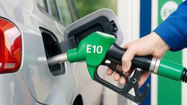 Giá xăng E5RON92, E10RON95-III tăng từ 15 giờ ngày 1/10