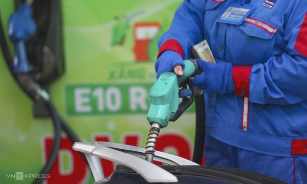 Giá xăng giảm gần 1.600 đồng một lít