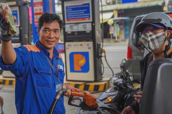 Giá xăng giảm gần 2.000 đồng/lít từ 0h ngày 1/11