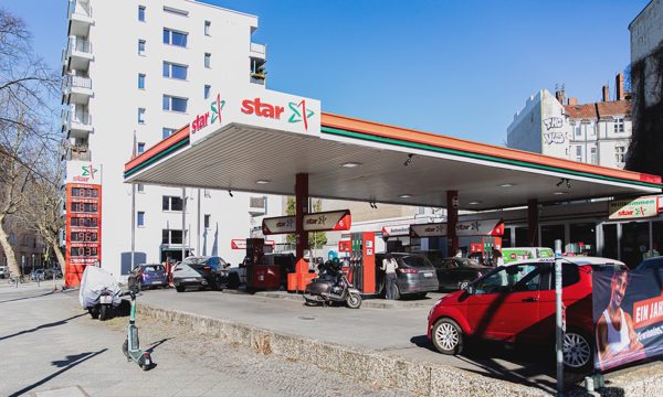 Giá xăng ở châu Âu lên cao nhất hai thập kỷ
