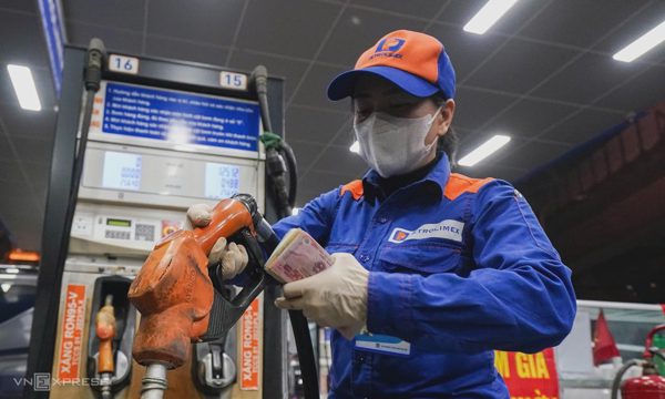 Giá xăng tăng hơn 1.000 đồng, dầu giảm