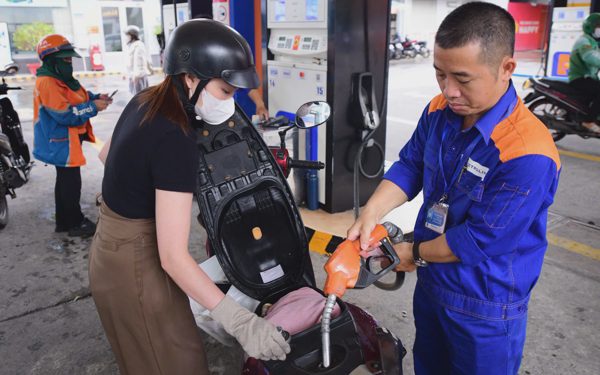 Giá xăng tăng hơn 700 đồng/lít, dầu diesel giảm từ 15h hôm nay