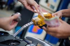 Giá xăng tăng mạnh tới gần 1.500 đồng/lít