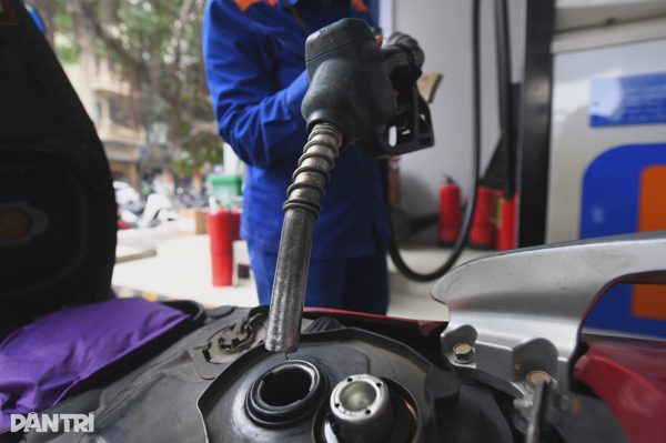 Giá xăng tăng vọt, dầu giảm: Điều gì đang tác động đến thị trường?