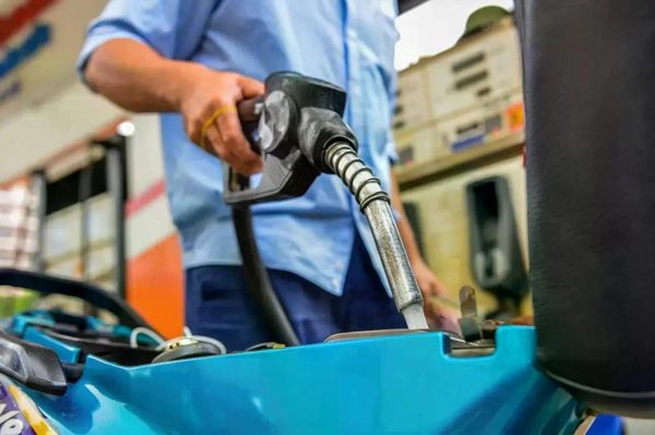 Giá xăng tăng, vượt hơn 23.000 đồng/lít