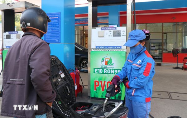 Giá xăng và dầu diesel giảm, E10RON95-III có giá 27.029 đồng từ 15 giờ hôm nay