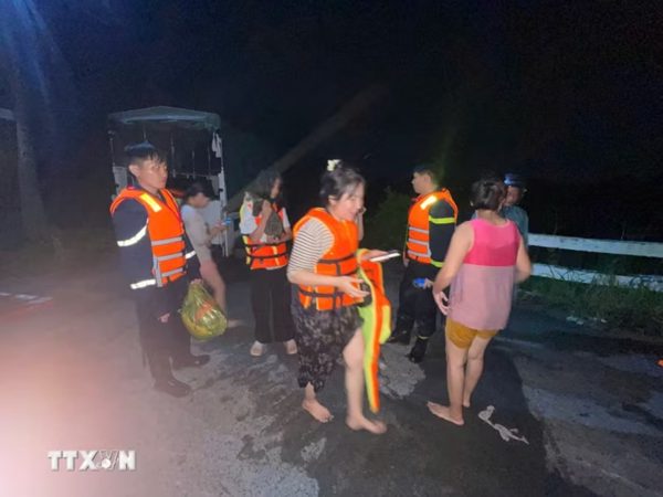 Giải cứu 12 người mắc kẹt giữa dòng nước lũ tại Suối Cái, TP.HCM