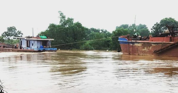 Giải cứu 2 tàu hút cát mắc kẹt dưới chân cầu