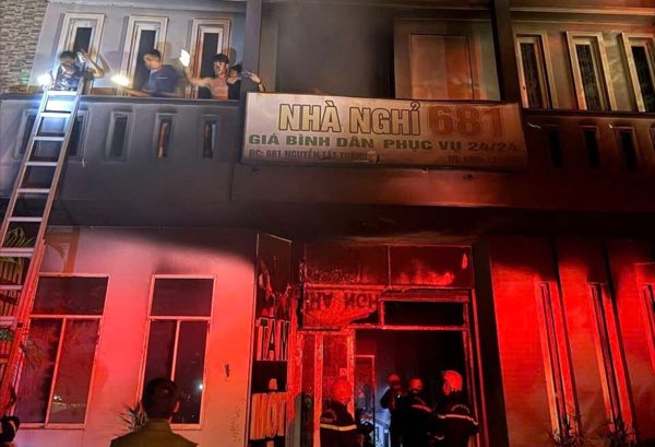 Giải cứu 28 người mắc kẹt trong nhà nghỉ bốc cháy ở Đà Nẵng