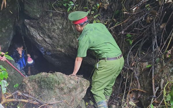 Giải cứu 3 người mắc kẹt trong hang do mưa lớn